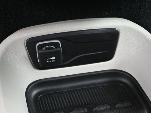 Used 2023 Chrysler Pacifica Touring-L image 4