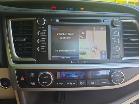 Used 2019 Toyota Highlander XLE FWD image 22