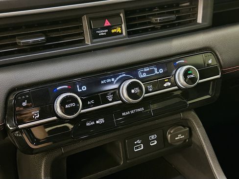 Used 2025 Honda Pilot Sport image 23