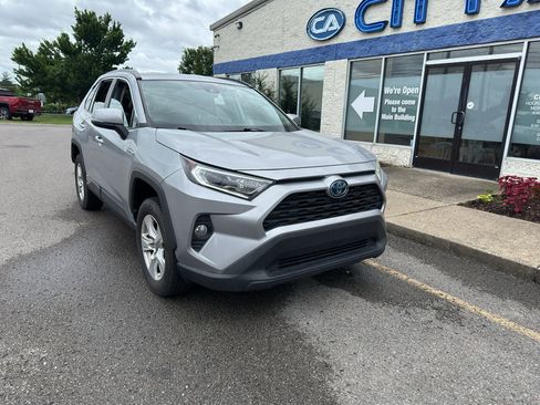 Used 2021 Toyota RAV4 XLE AWD/4WD image 2