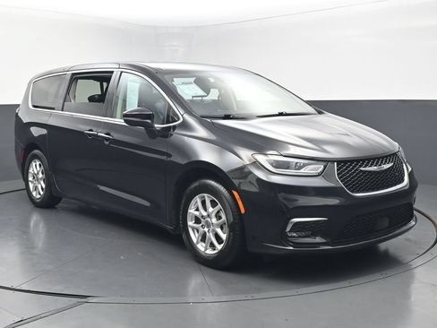 Used 2023 Chrysler Pacifica Touring-L FWD image 6