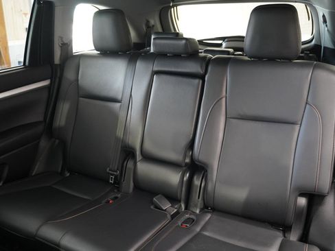 Used 2019 Toyota Highlander XLE w/ Carpet Mat Package (TMS) AWD/4WD image 34