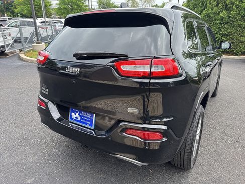 Used 2016 Jeep Cherokee Overland w/ Technology Group AWD/4WD image 5