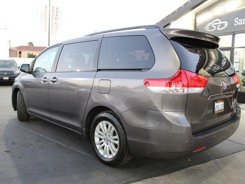 Used 2013 Toyota Sienna XLE FWD image 3