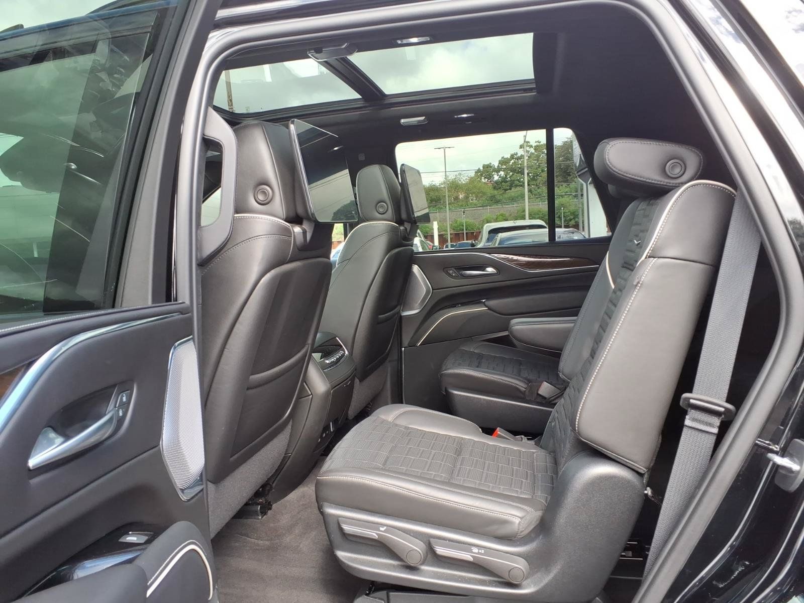 Used 2023 Cadillac Escalade Sport Platinum w/ LPO, ONYX Package AWD/4WD image 15