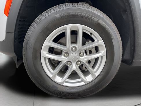 Used 2025 Jeep Grand Cherokee Laredo X RWD image 9