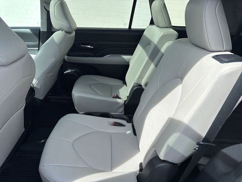 Used 2024 Toyota Grand Highlander XLE image 17