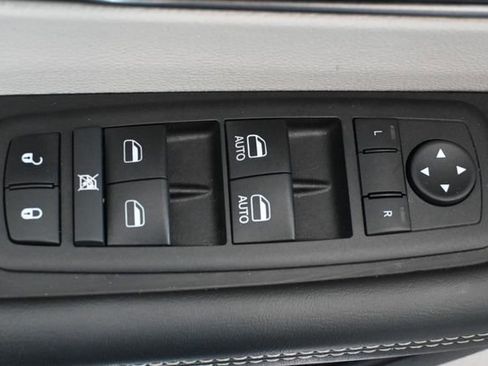 Used 2024 Chrysler Pacifica Touring-L image 11