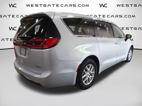 Used 2024 Chrysler Pacifica Touring-L image 50