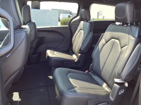 New 2026 Chrysler Pacifica Select AWD/4WD image 18