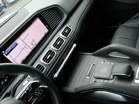 Used 2024 Mercedes-Benz GLS 580 4MATIC image 7