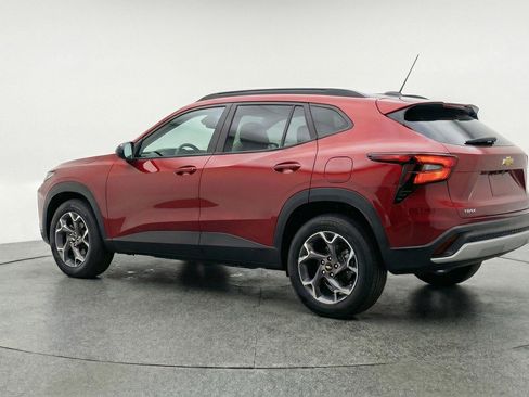 Used 2025 Chevrolet Trax LT w/ LT Convenience Package FWD image 6