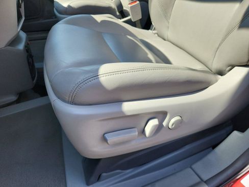 Used 2019 Toyota Sienna XLE w/ XLE Navigation Package FWD image 17