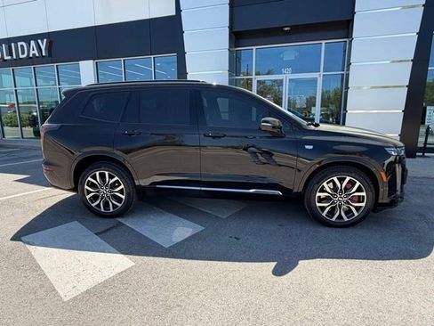 Used 2022 Cadillac XT6 Sport w/ Platinum Package image 3