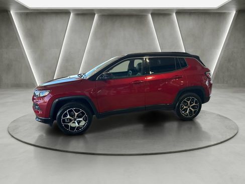 Used 2025 Jeep Compass Limited AWD/4WD image 3