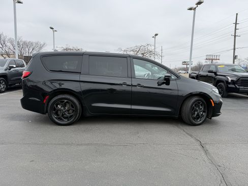 Used 2022 Chrysler Pacifica Limited w/ S Appearance Package image 10