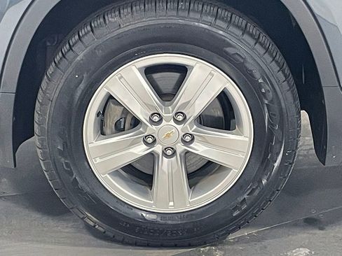 Used 2022 Chevrolet Trax LS w/ Tint and Cruise Package AWD/4WD image 16