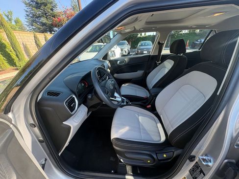 Used 2025 Hyundai Venue SEL image 27