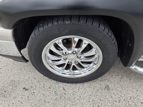 Used 2006 Chevrolet Silverado 1500 LT w/ Onstar Plus Package RWD image 2