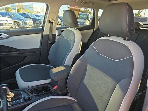 Used 2025 Volkswagen Taos SE w/ Panoramic Sunroof Package image 14