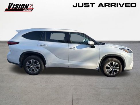 Used 2022 Toyota Highlander XLE image 4