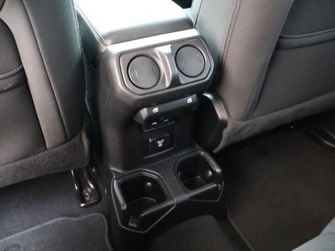 Used 2020 Jeep Wrangler Unlimited Sahara image 39