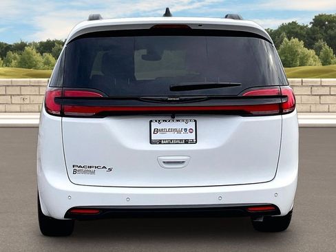 New 2026 Chrysler Pacifica Select image 4
