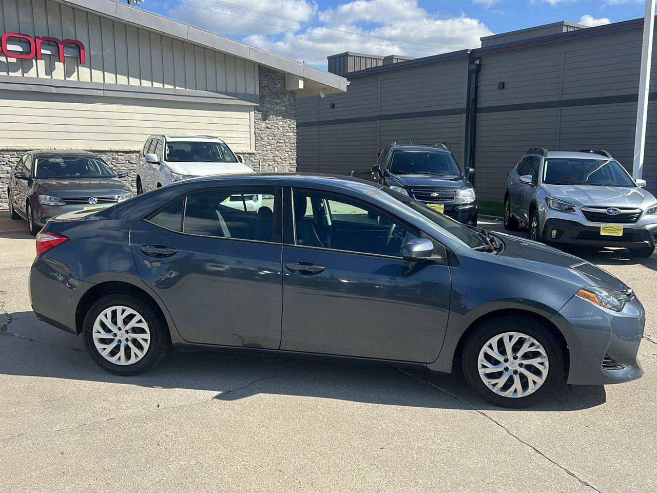 Used 2017 Toyota Corolla LE FWD image 2