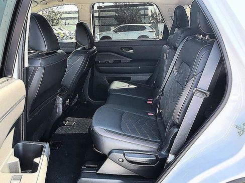 Certified 2025 Nissan Pathfinder Platinum AWD/4WD image 37