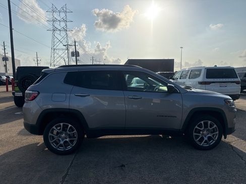 Used 2022 Jeep Compass Latitude AWD/4WD image 10