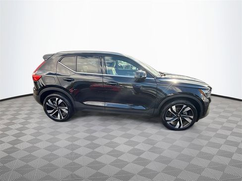 Used 2024 Volvo XC40 B5 Plus image 5