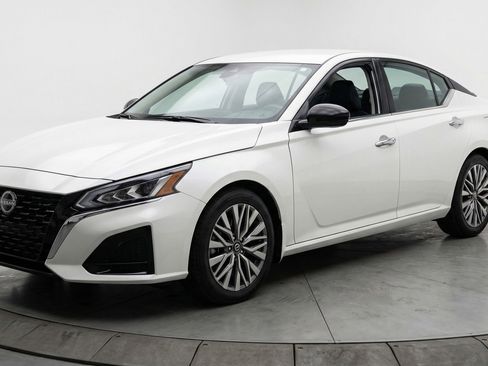 Used 2025 Nissan Altima 2.5 SV FWD image 3