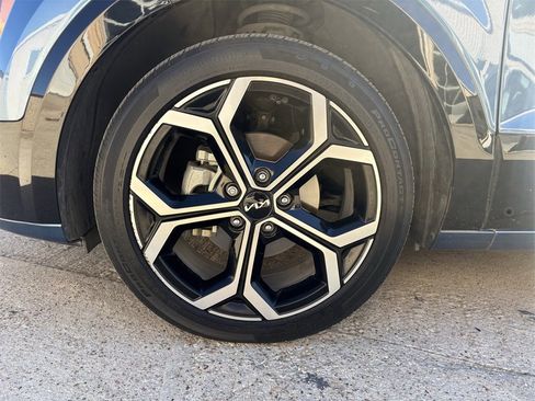 Used 2023 Kia Niro SX Touring image 9