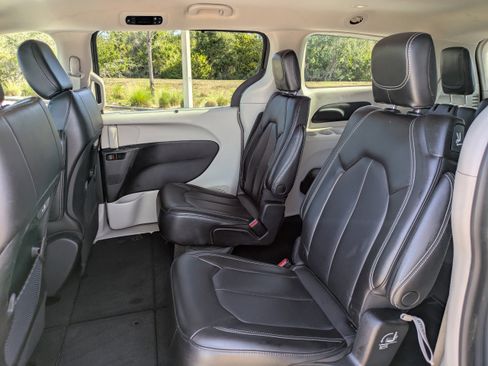 Used 2023 Chrysler Pacifica Touring-L image 16