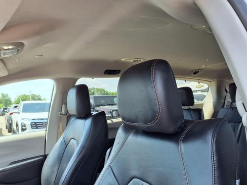 Used 2019 Chrysler Pacifica Touring-L FWD image 18