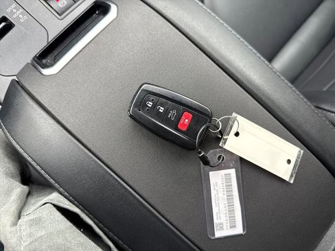 Used 2023 Toyota Highlander XLE image 30