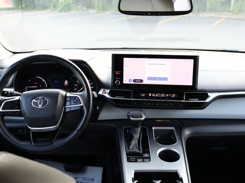 Used 2025 Toyota Sienna XLE FWD image 29