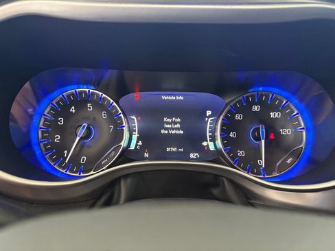 Used 2025 Chrysler Pacifica Select FWD image 7