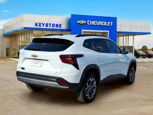 Used 2025 Chevrolet Trax LT FWD image 7
