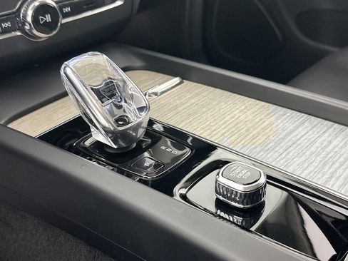 Used 2022 Volvo XC60 B5 Inscription w/ Protection Package Premier image 17