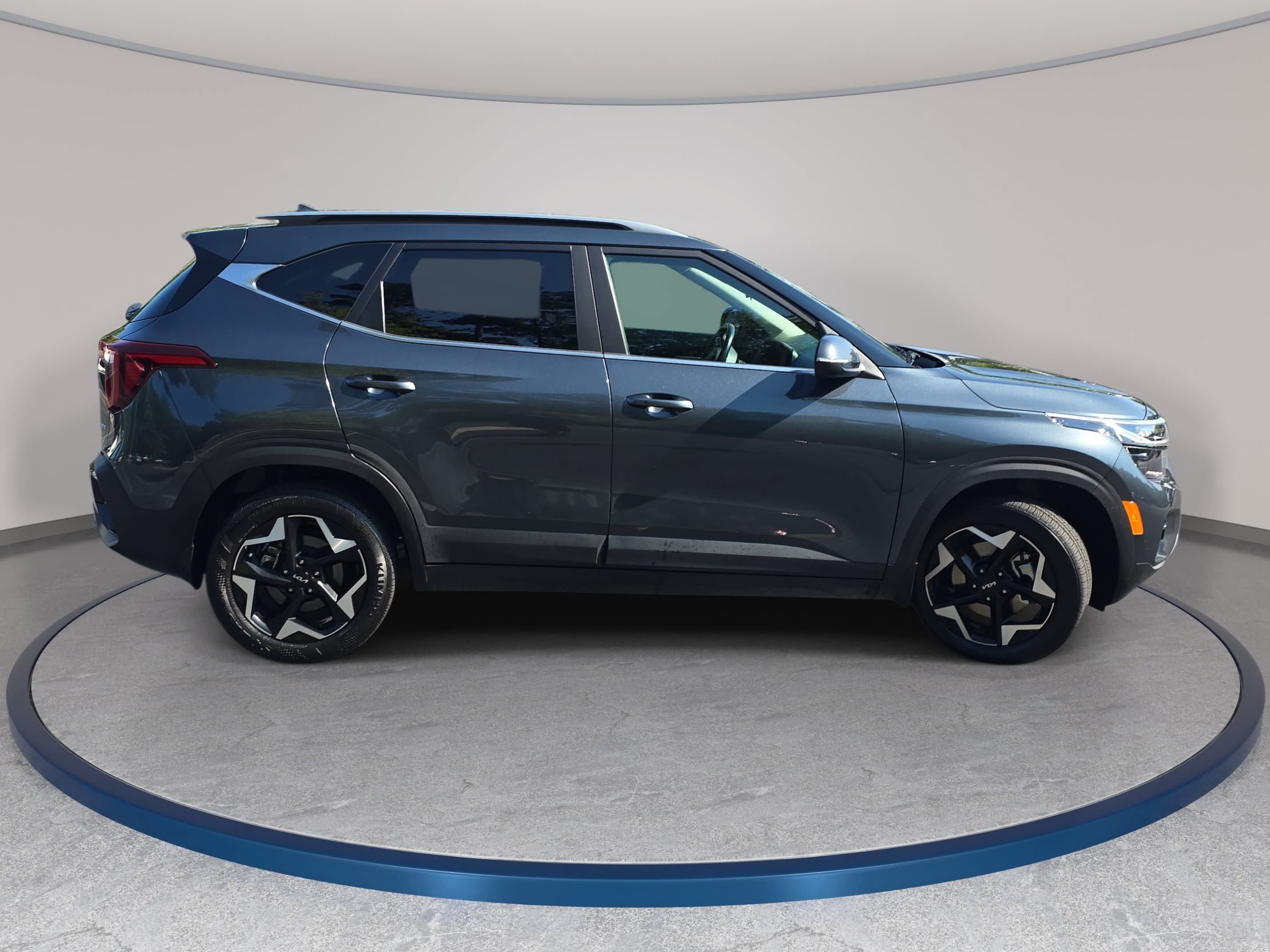 Used 2025 Kia Seltos EX w/ EX Sunroof Package AWD/4WD image 4