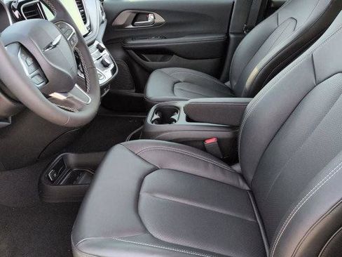 New 2026 Chrysler Pacifica Select AWD/4WD image 12