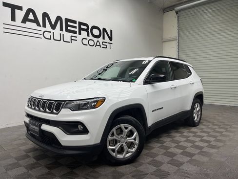 Used 2024 Jeep Compass Latitude AWD/4WD image 2