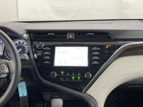 Used 2018 Toyota Camry LE image 29