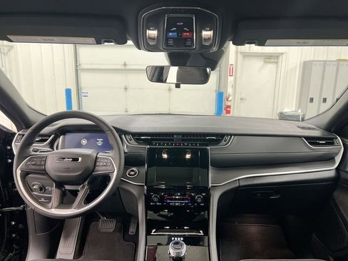 New 2025 Jeep Grand Cherokee Altitude image 10