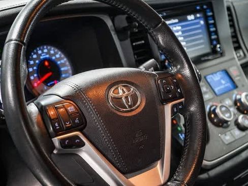 Certified 2020 Toyota Sienna SE image 21