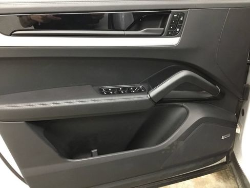 Used 2024 Porsche Cayenne AWD/4WD image 7