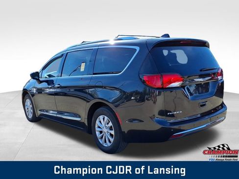 Used 2018 Chrysler Pacifica Touring-L image 7