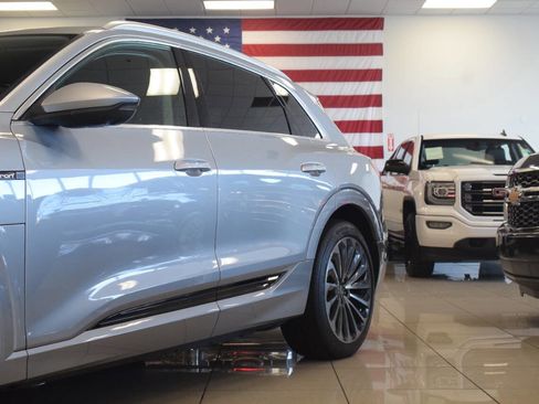 Used 2019 Audi e-tron Prestige w/ Prestige Package AWD/4WD image 14