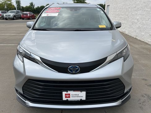 Certified 2025 Toyota Sienna XLE FWD image 2